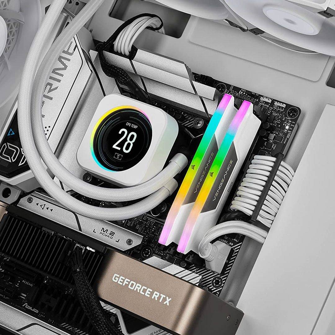 ذاكرة CORSAIR VENGEANCE سعة 32 جيجابايت (2 × 16 جيجابايت) RGB DDR5 6000 ميجا هرتز، باللون الأبيض| CMH32GX5M2B6000C40W